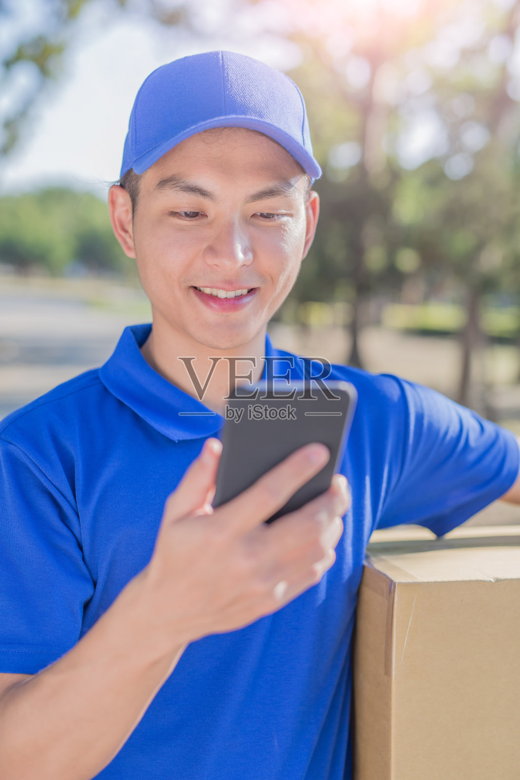 送货员打电话照片摄影图片