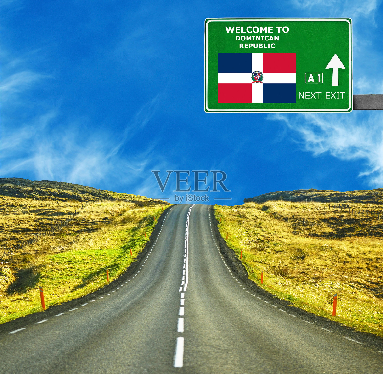 多米尼加共和国的路标映衬着晴朗的蓝天照片摄影图片