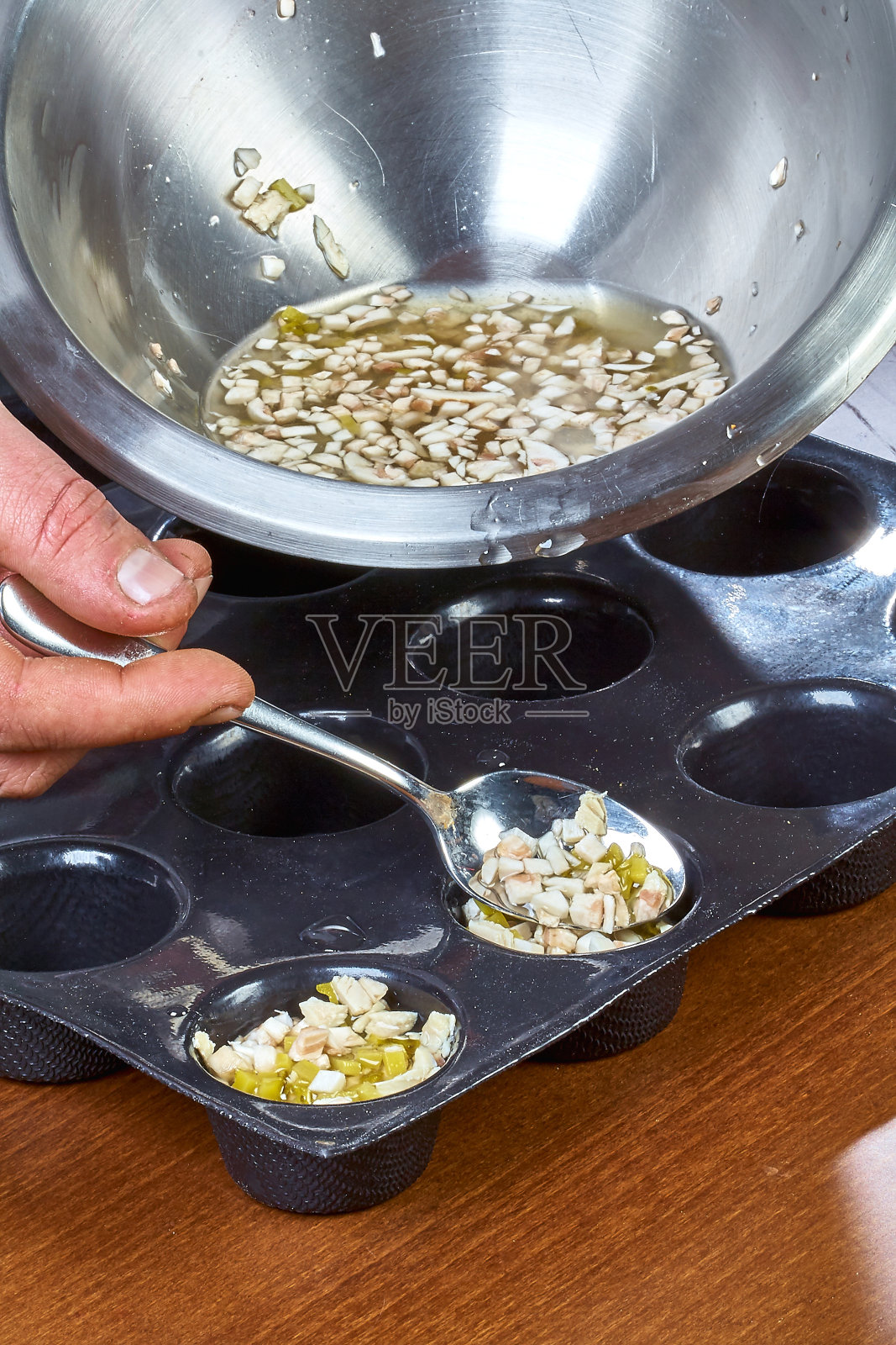 厨师将果冻倒入一个完整的形状，用来搭配鸡肉吃果冻照片摄影图片