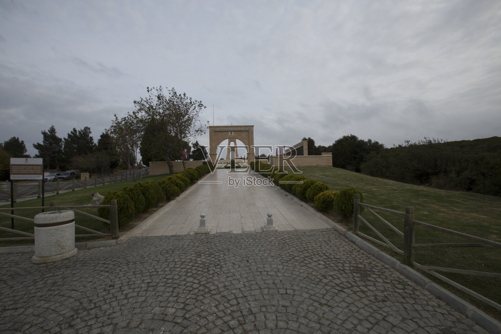 卡纳卡莱殉难者纪念碑从海上拍摄于土耳其卡纳卡莱加利波利照片摄影图片