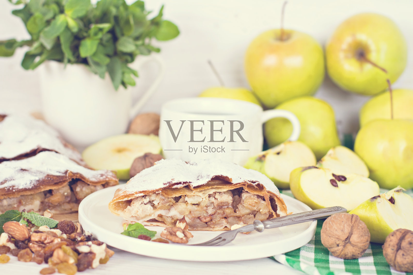 苹果和坚果馅饼。照片摄影图片