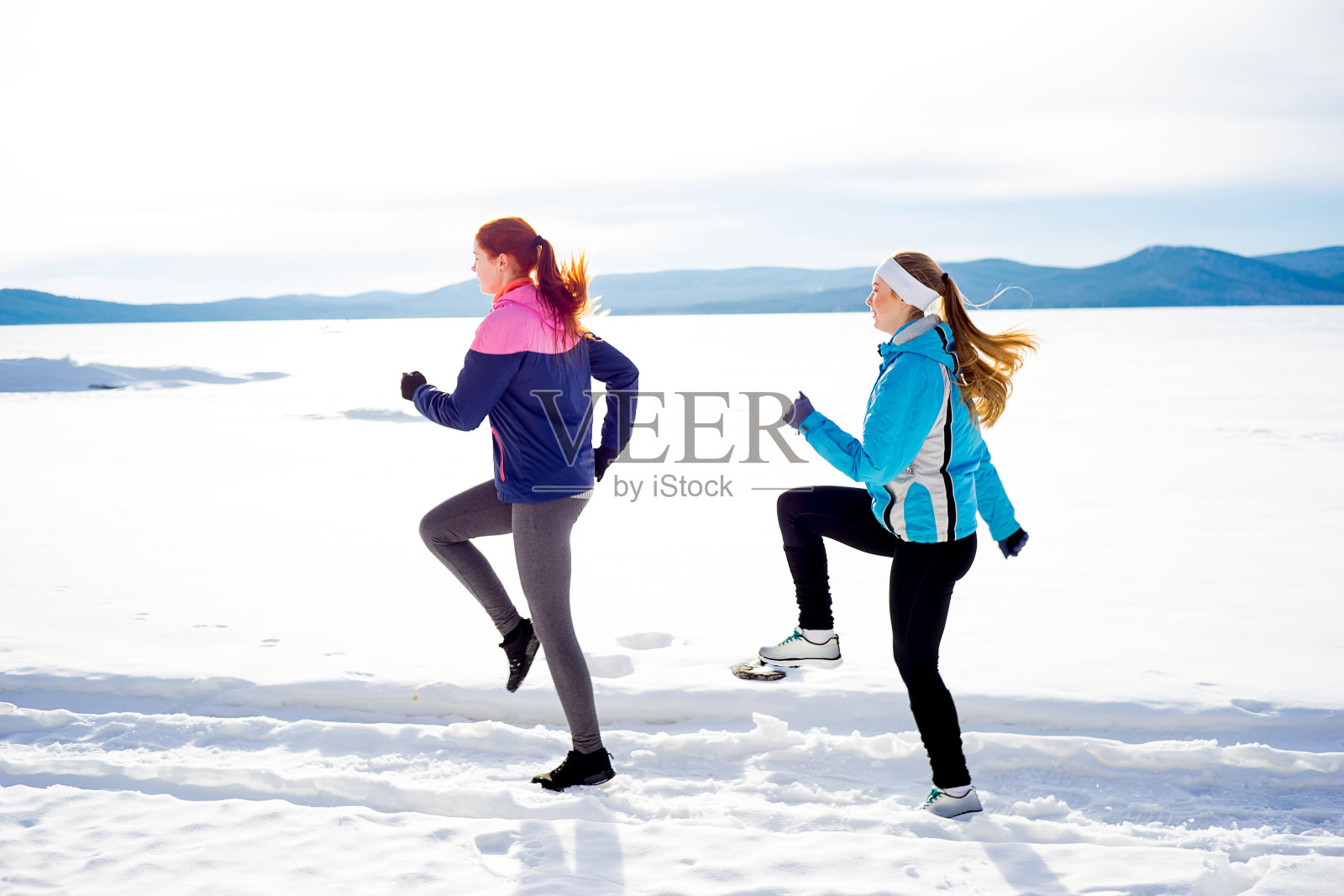 两个女孩在冬天慢跑照片摄影图片