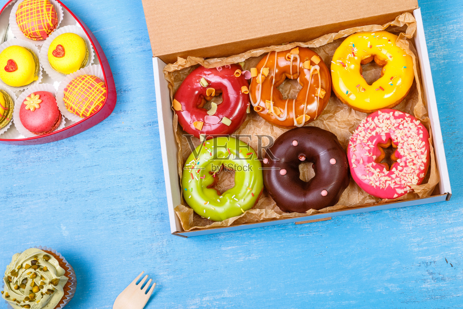 甜甜圈、纸杯蛋糕和杏仁饼干。照片摄影图片