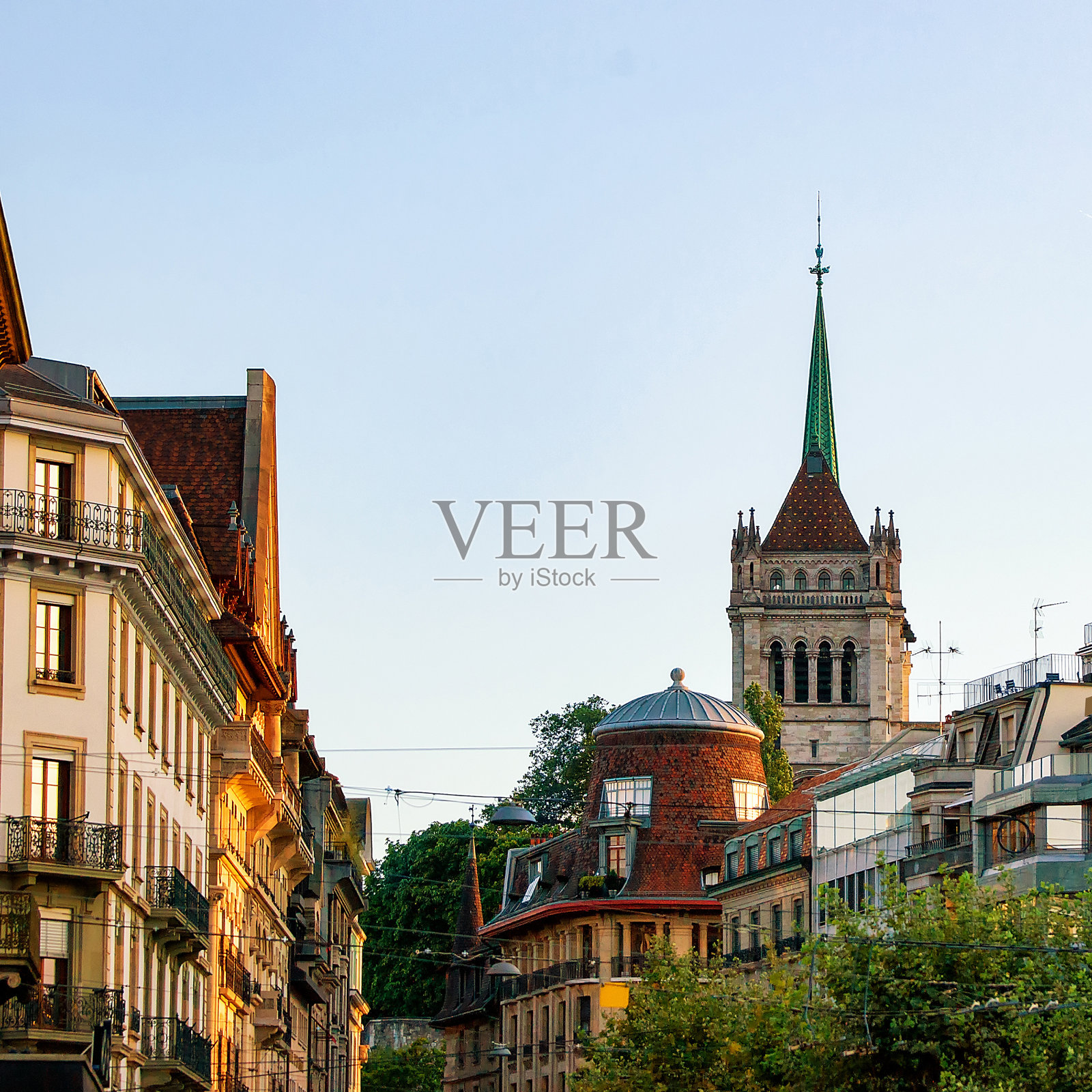 瑞士日内瓦圣皮埃尔大教堂的街道和塔照片摄影图片