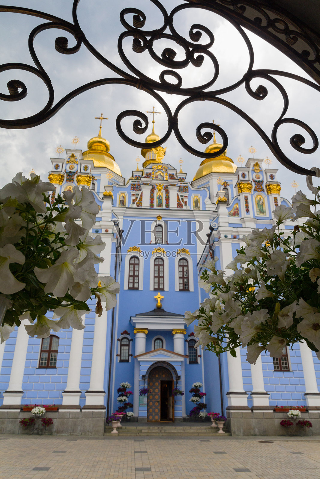 带有大教堂和鲜花的圣迈克尔金色圆顶修道院，乌克兰照片摄影图片