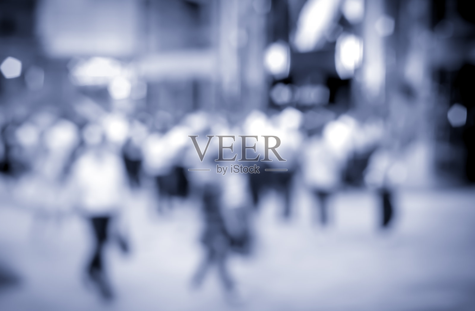 模糊背景的商务人士在酒吧在快乐的时间在蓝色照片摄影图片