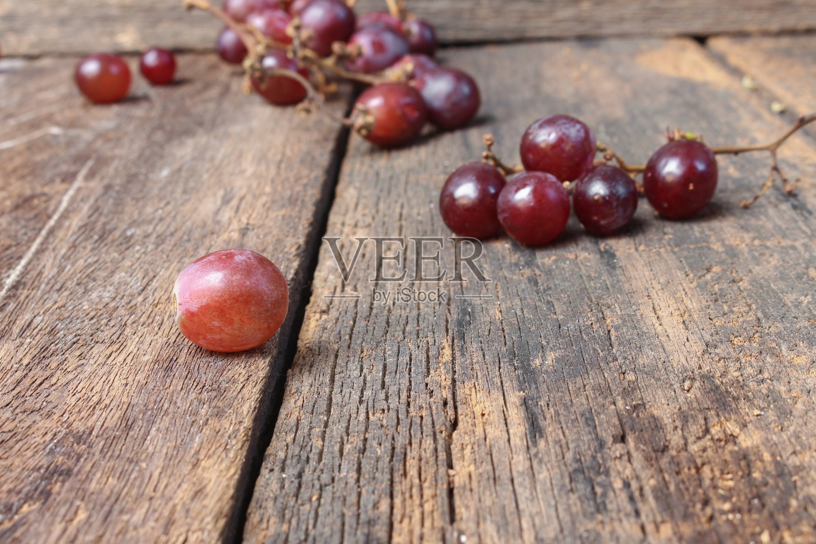 白色背景下的葡萄鲜红照片摄影图片