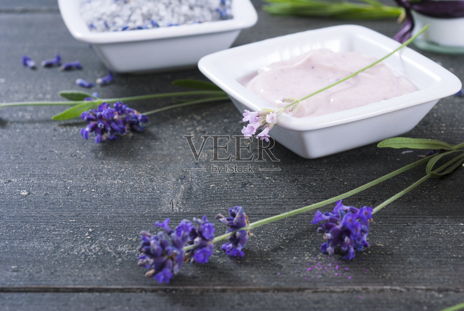 化妆膏和浴盐照片摄影图片