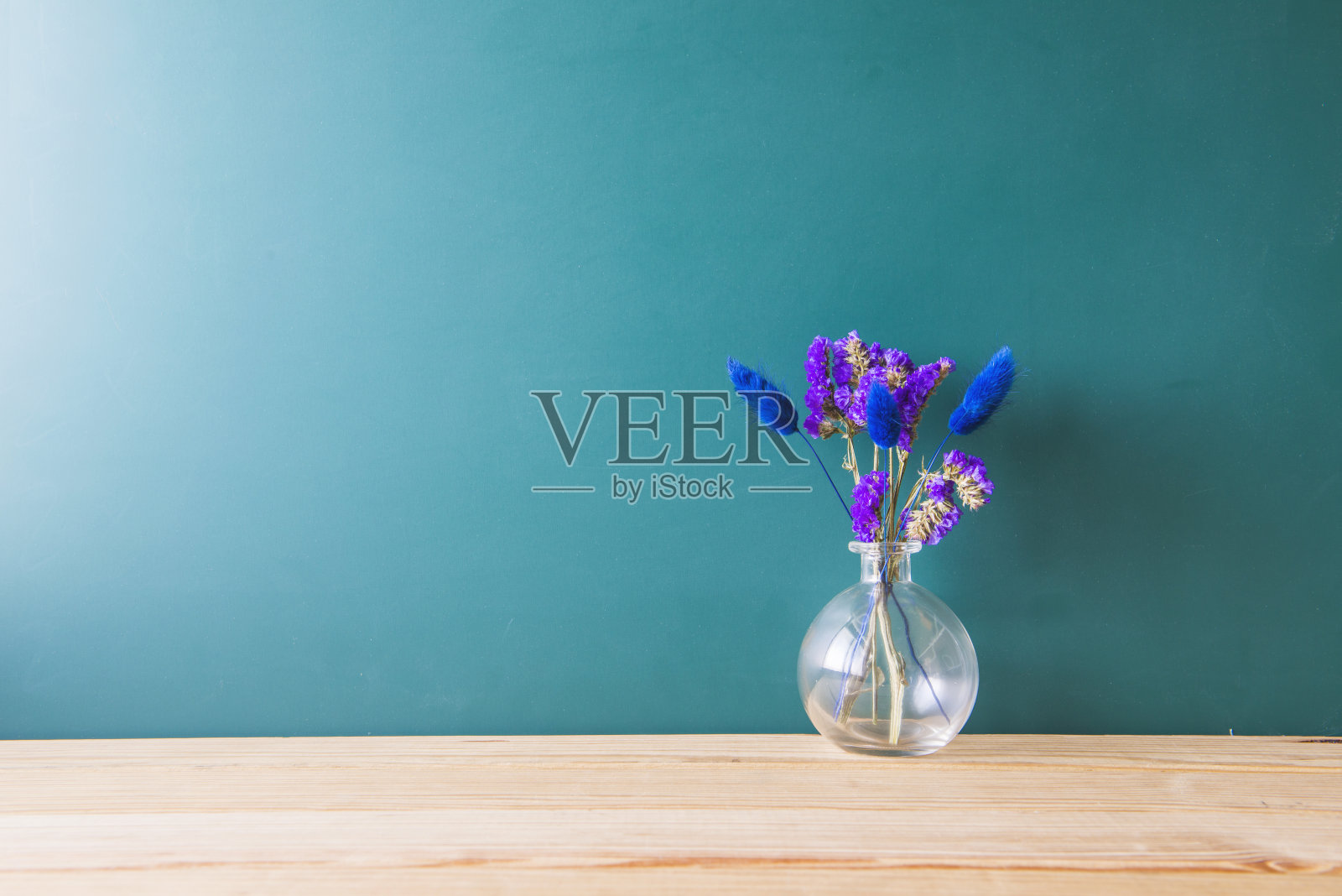 室内木桌和木墙植物照片摄影图片