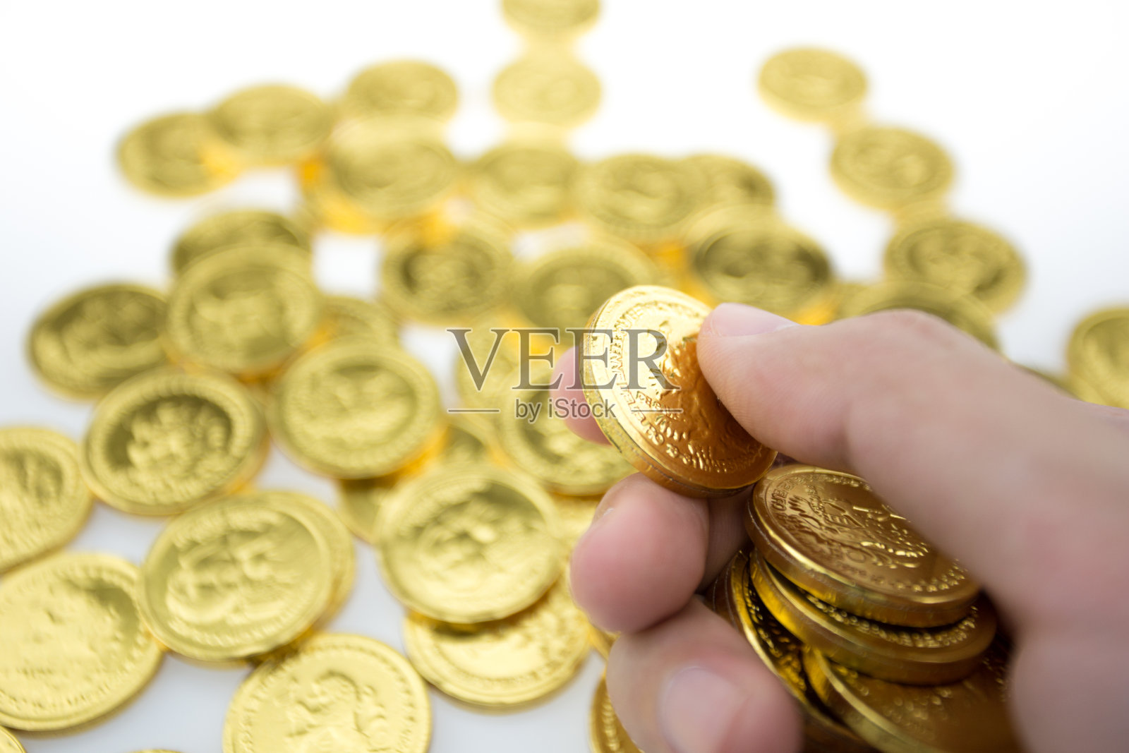 手握金币照片摄影图片