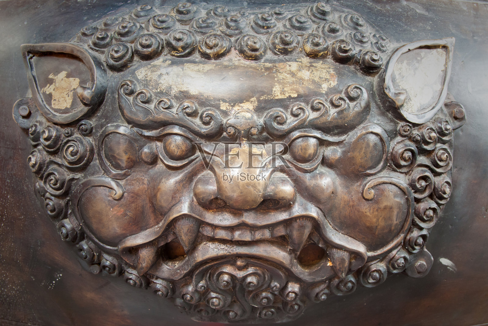 黄铜狮头雕塑在泰国寺庙照片摄影图片