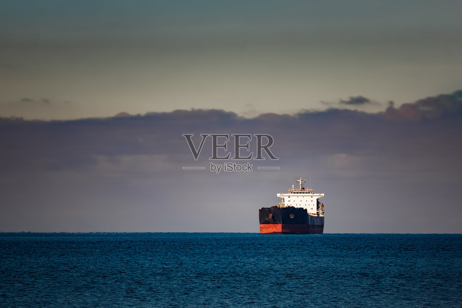 黑色的货船照片摄影图片