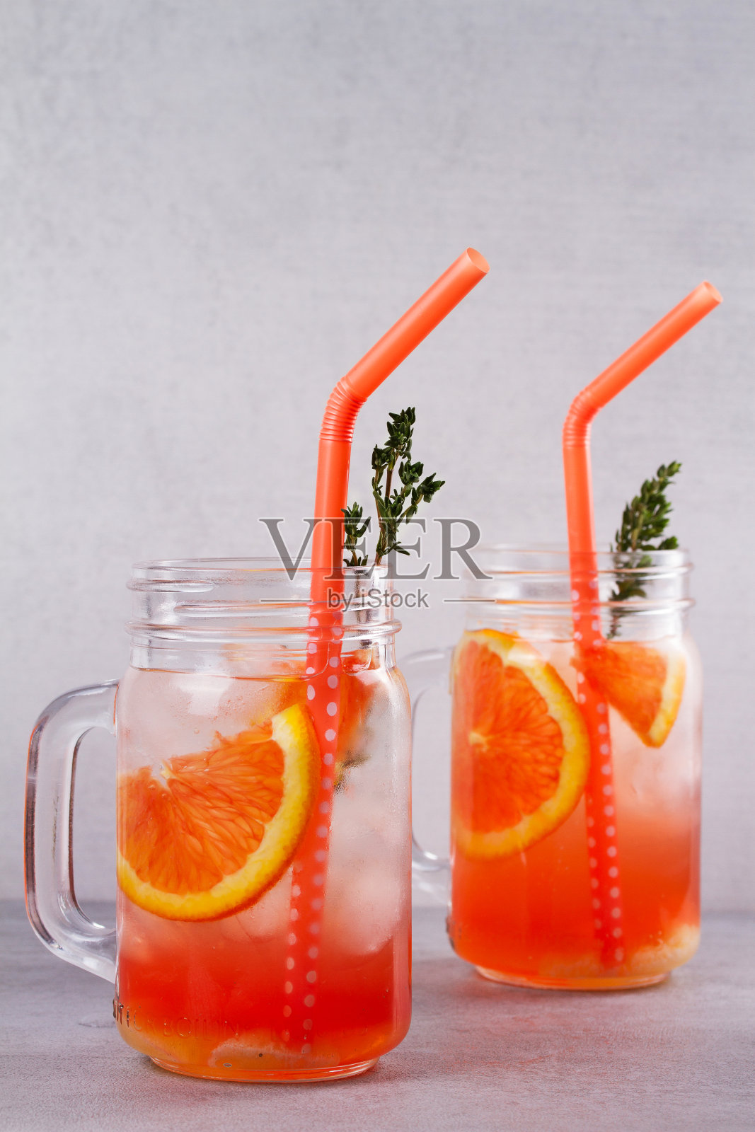 用百里香装饰的桔子鸡尾酒照片摄影图片