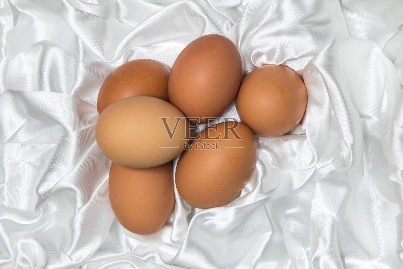 用白布装饰的鸡蛋照片摄影图片