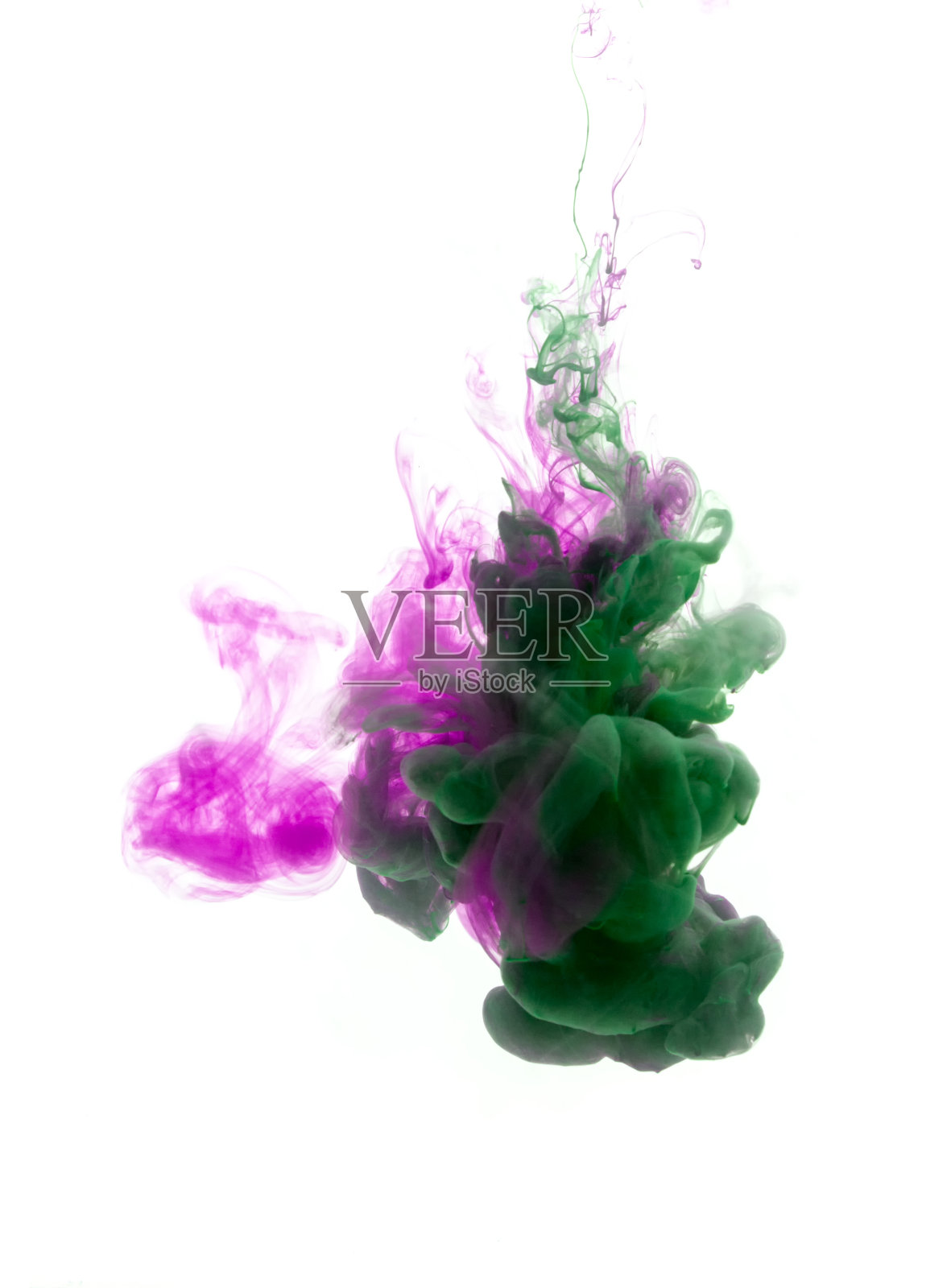 颜色进入液体，在运动中拍照。墨水在水中旋转。云丝墨在水孤立在白色的背景。色彩斑斓的水墨在水中，抽象的旗帜。照片摄影图片