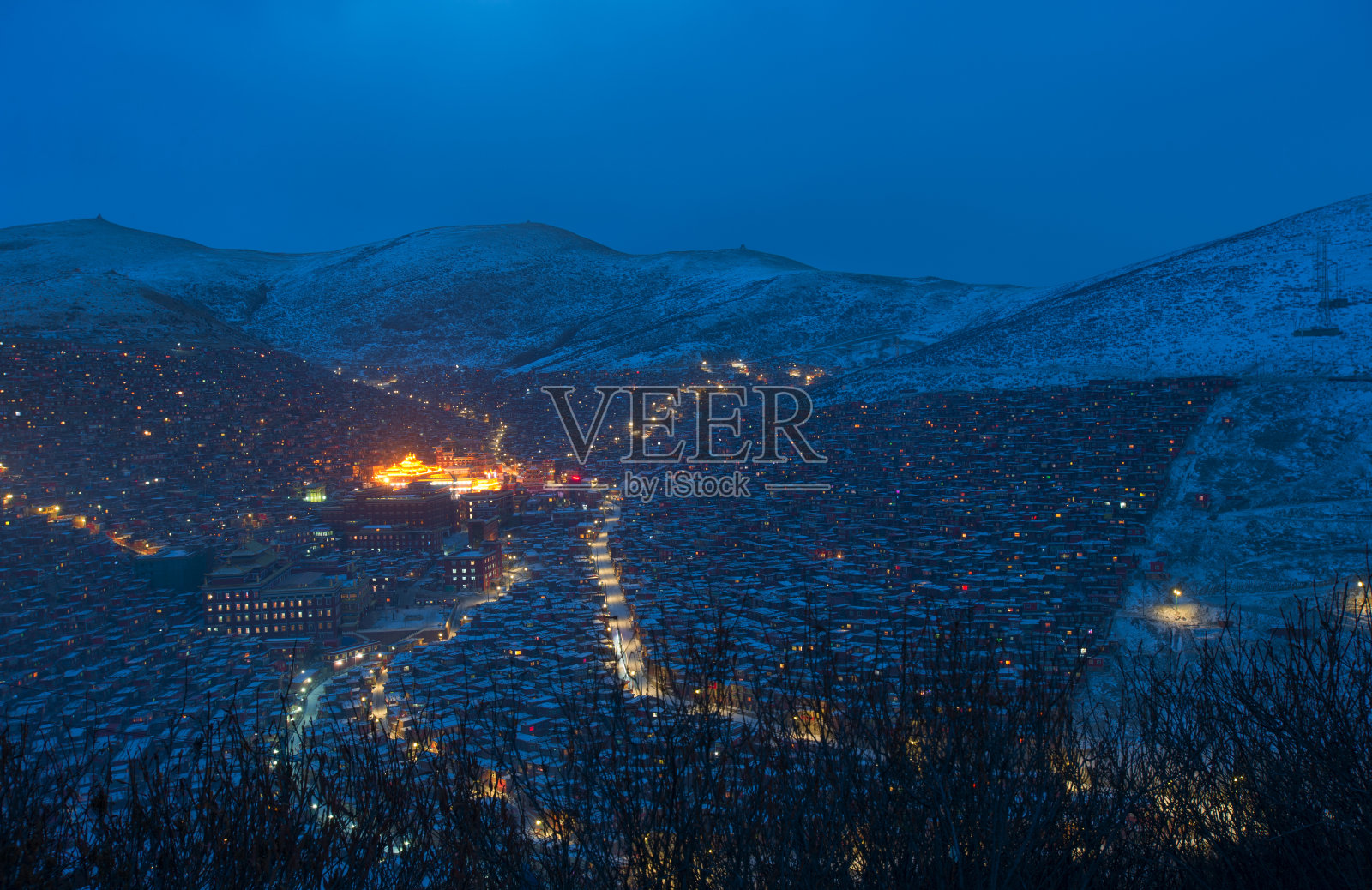 夜晚的四川佛学院，冬天的雪景照片摄影图片
