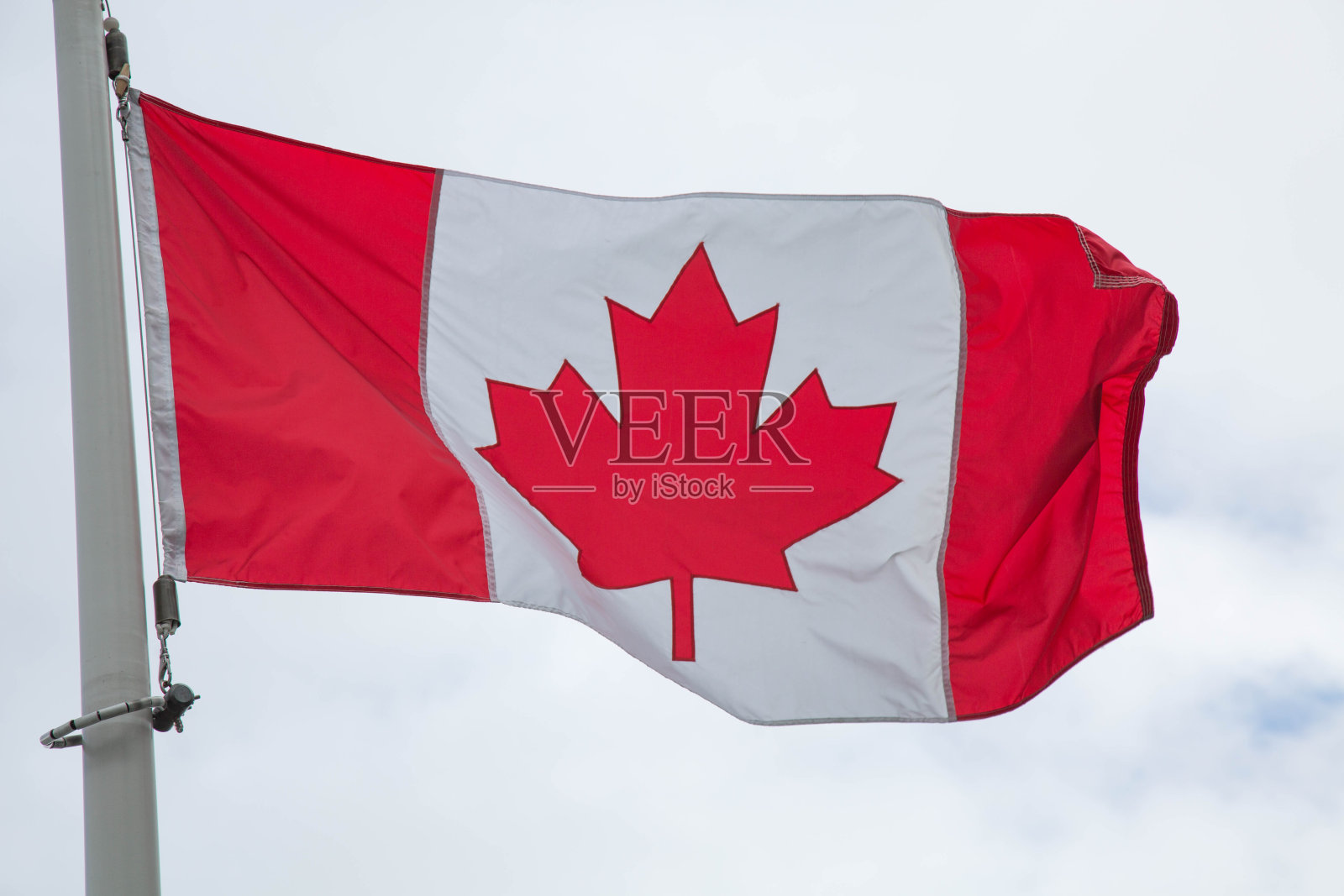 多云天空加拿大国旗照片摄影图片
