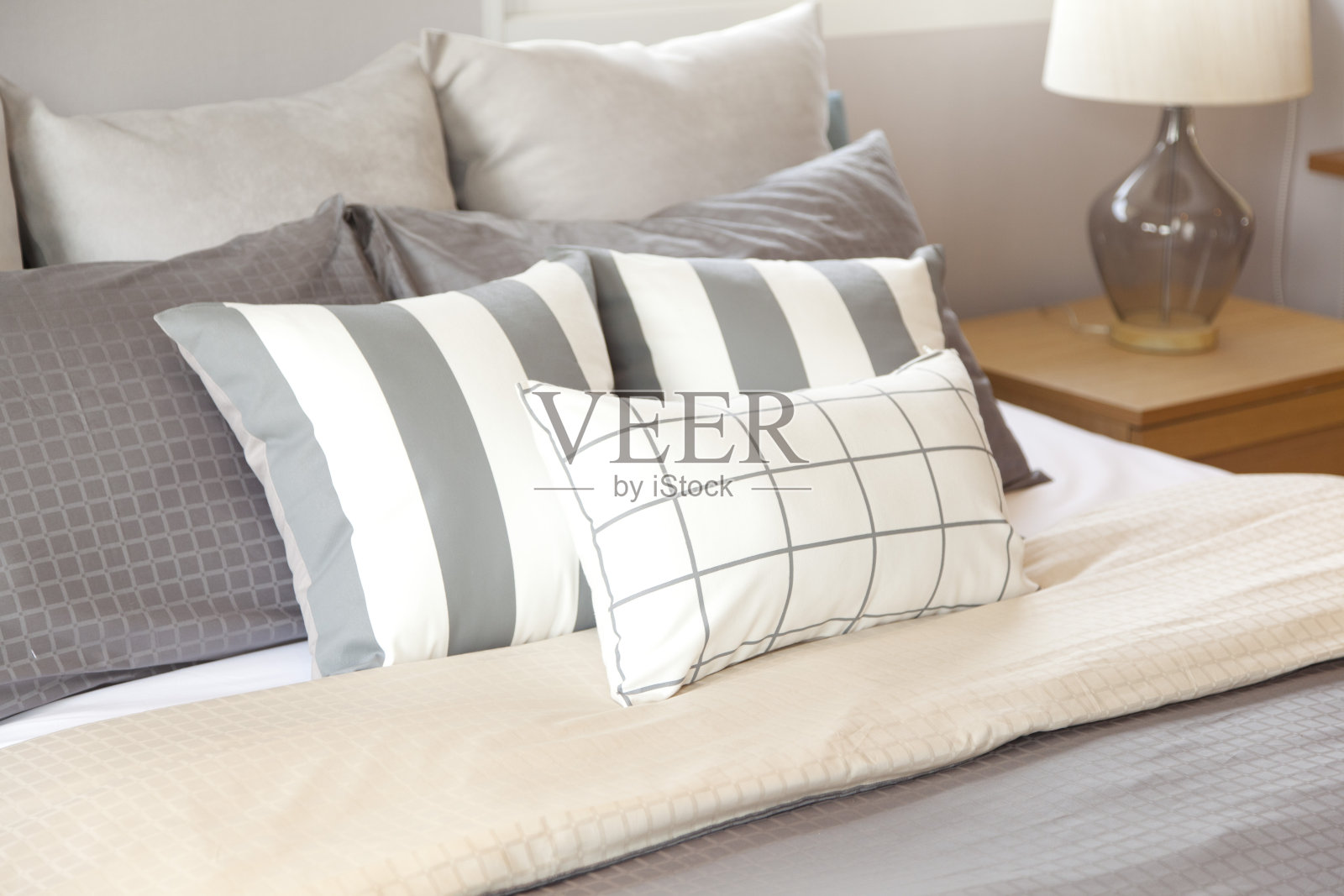 床上的灰色枕头照片摄影图片