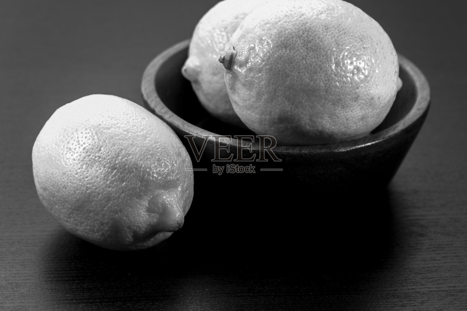 柠檬近景，黑色和白色照片摄影图片