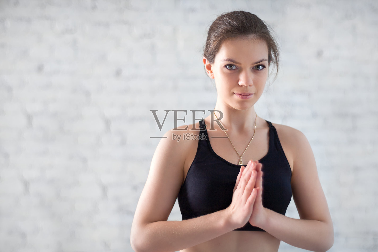 一名成年女性在瑜伽室练习瑜伽照片摄影图片