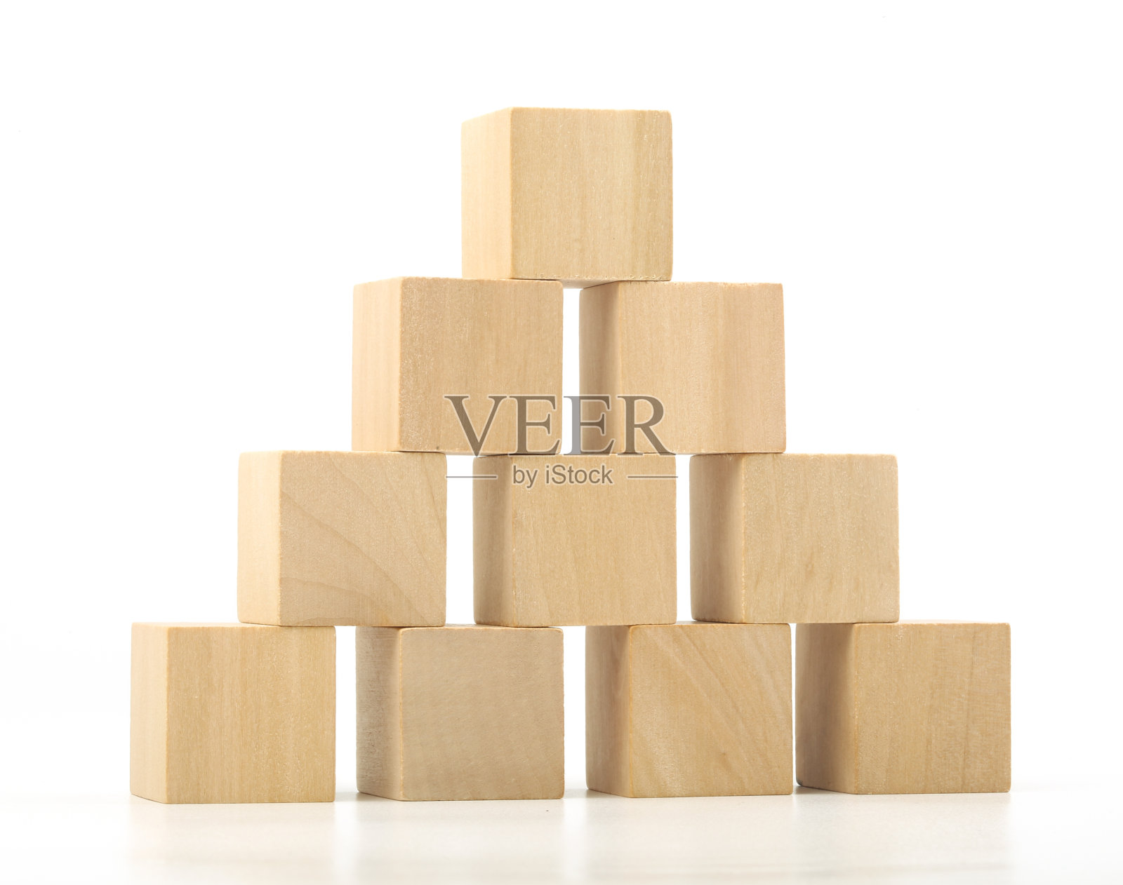 木块耸立在白色背景上照片摄影图片