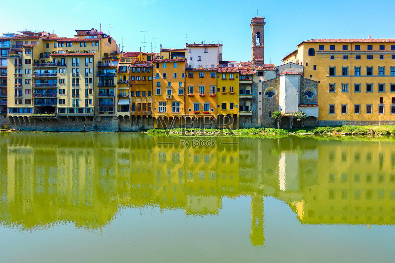 佛罗伦萨五颜六色的建筑物倒映在河上照片摄影图片
