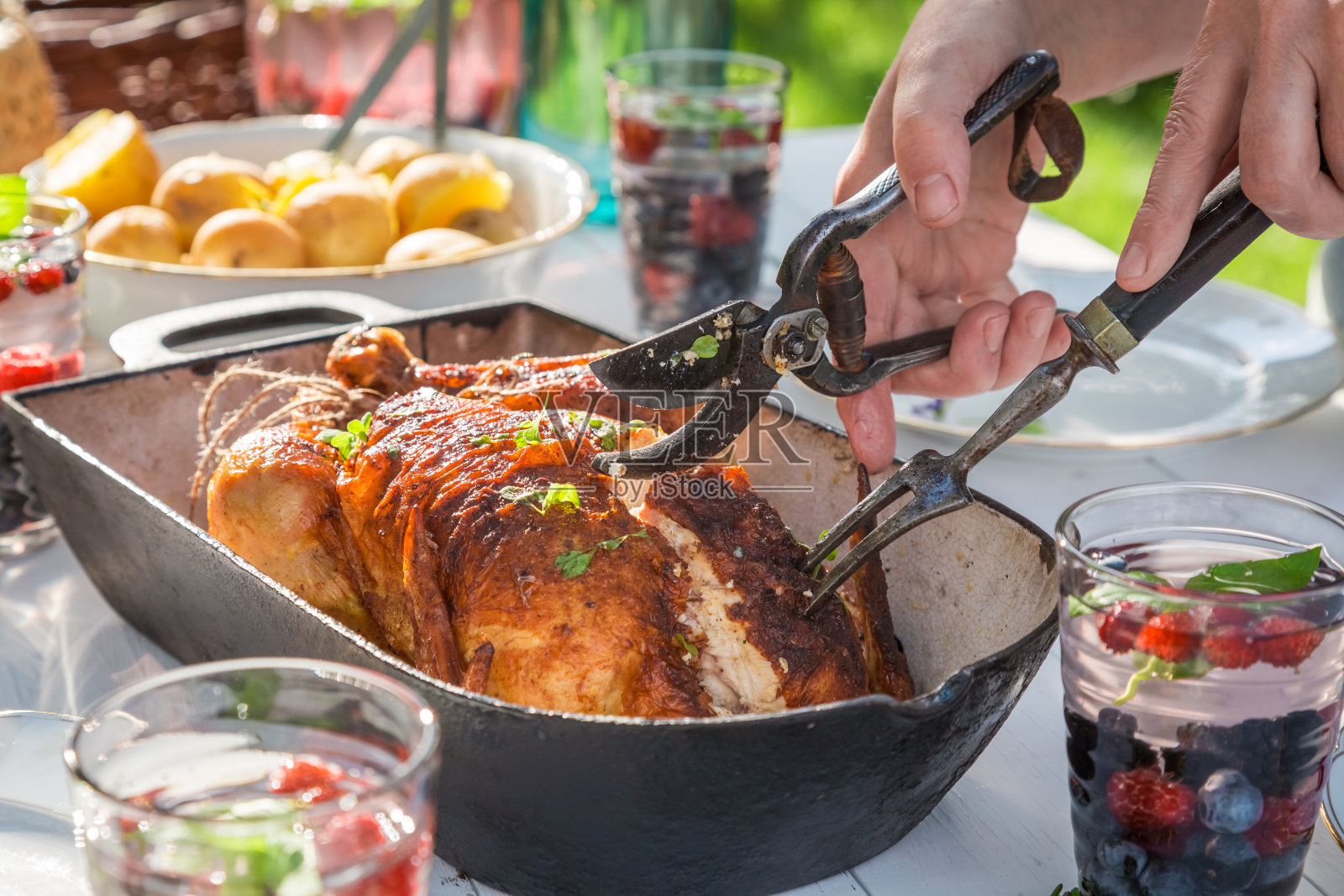 热腾腾的晚餐，鸡肉和土豆在农村供应照片摄影图片