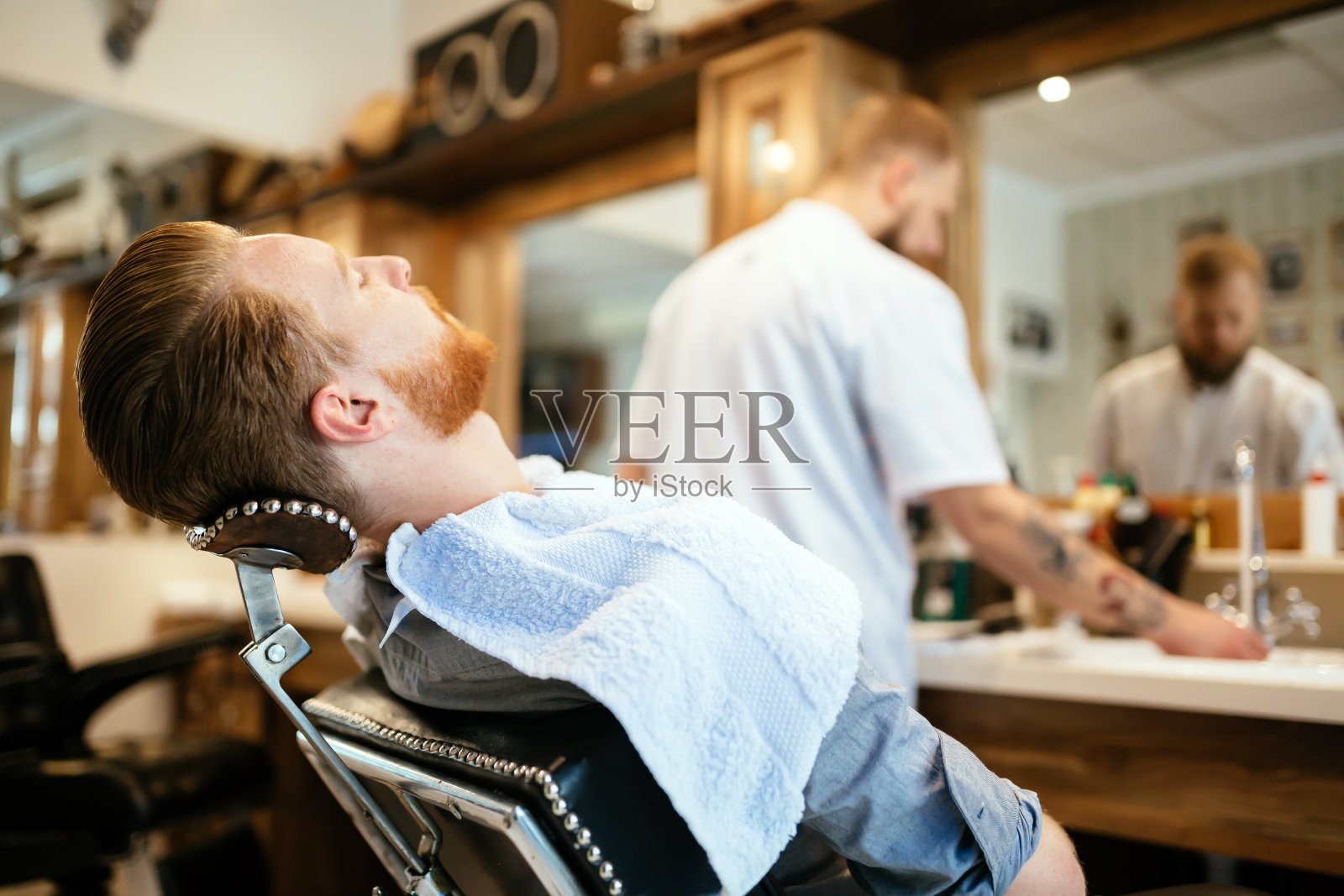 在理发店进行胡须和髭须治疗照片摄影图片