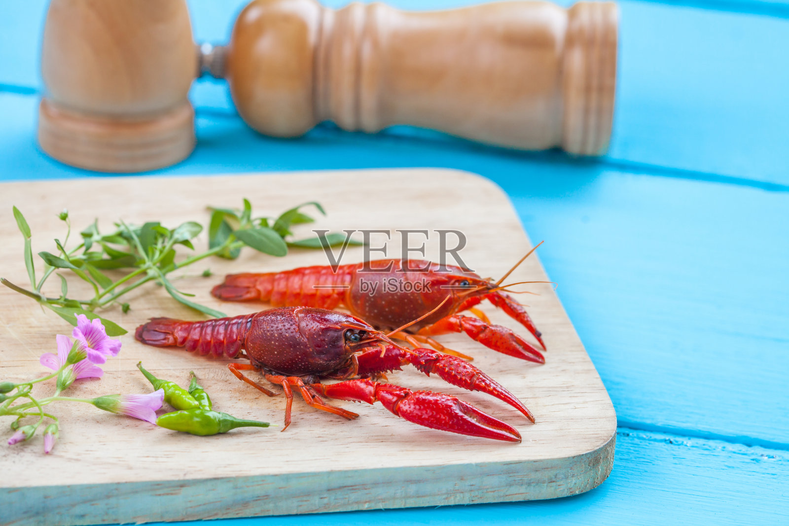 木头上的新鲜小龙虾照片摄影图片