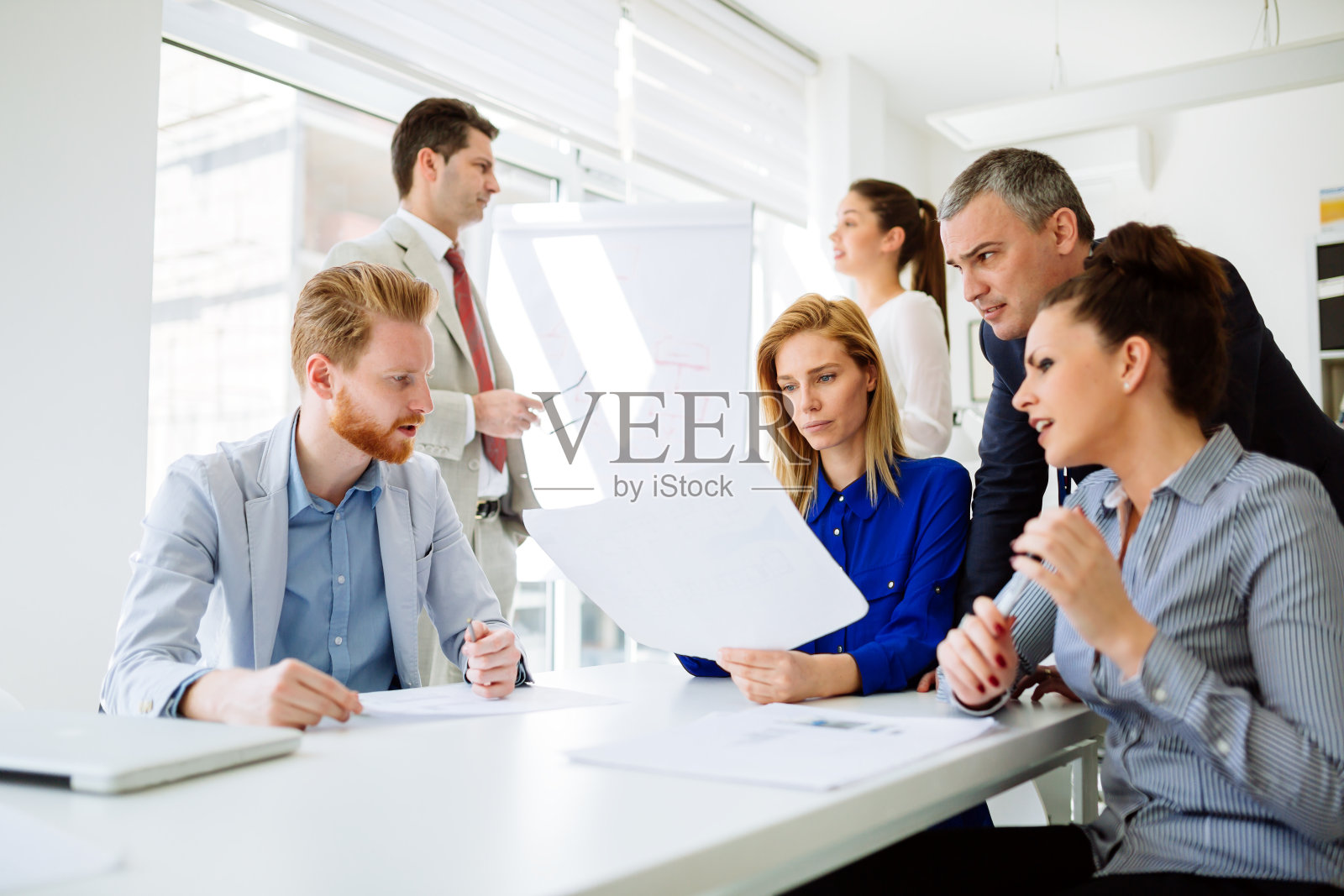 商务人员在办公室举行会议并讨论策略照片摄影图片