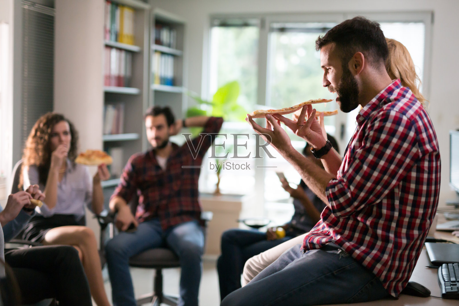 同事们在公司办公室的午餐休息时间照片摄影图片