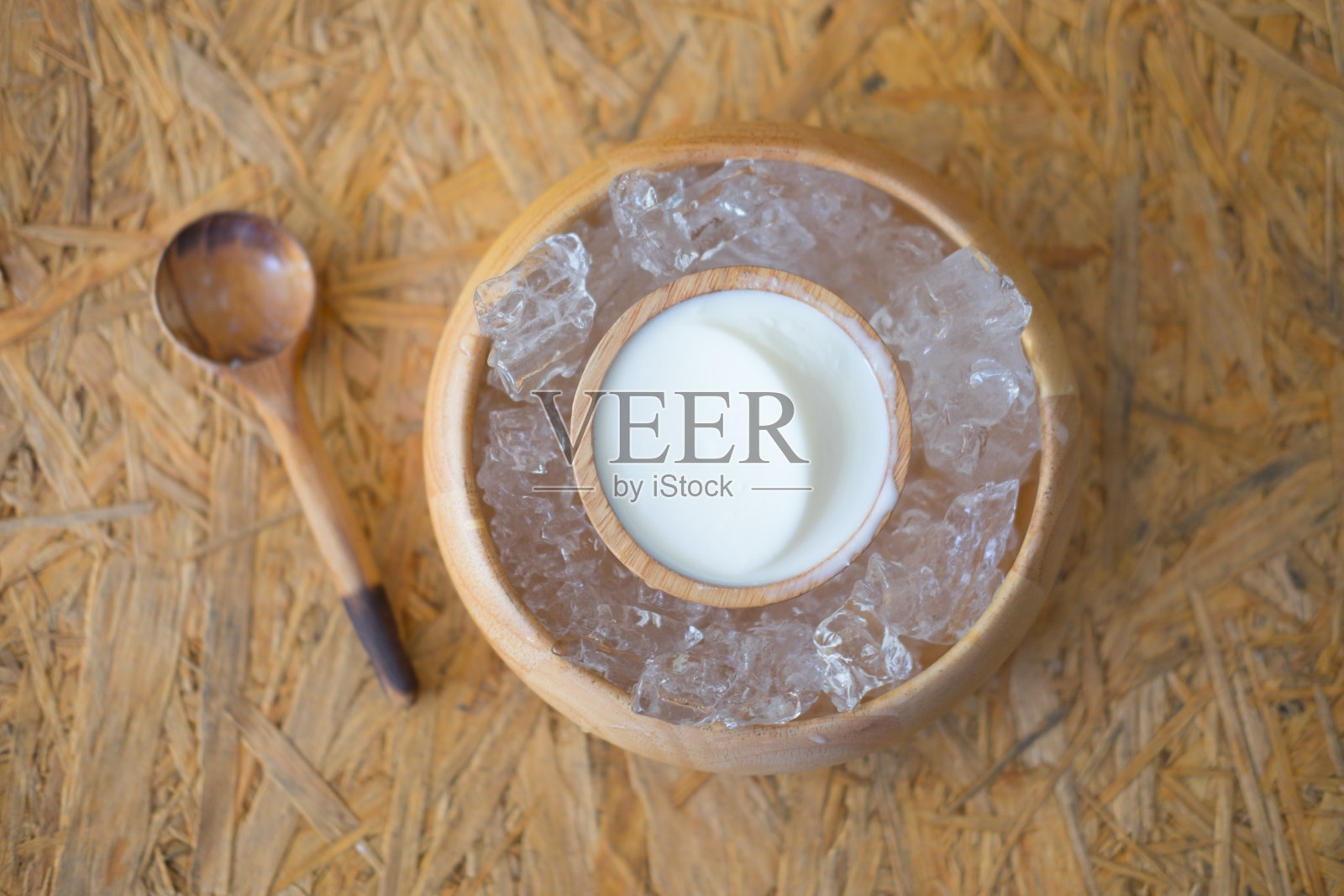 布丁牛奶加冰的木碗，俯视图照片摄影图片