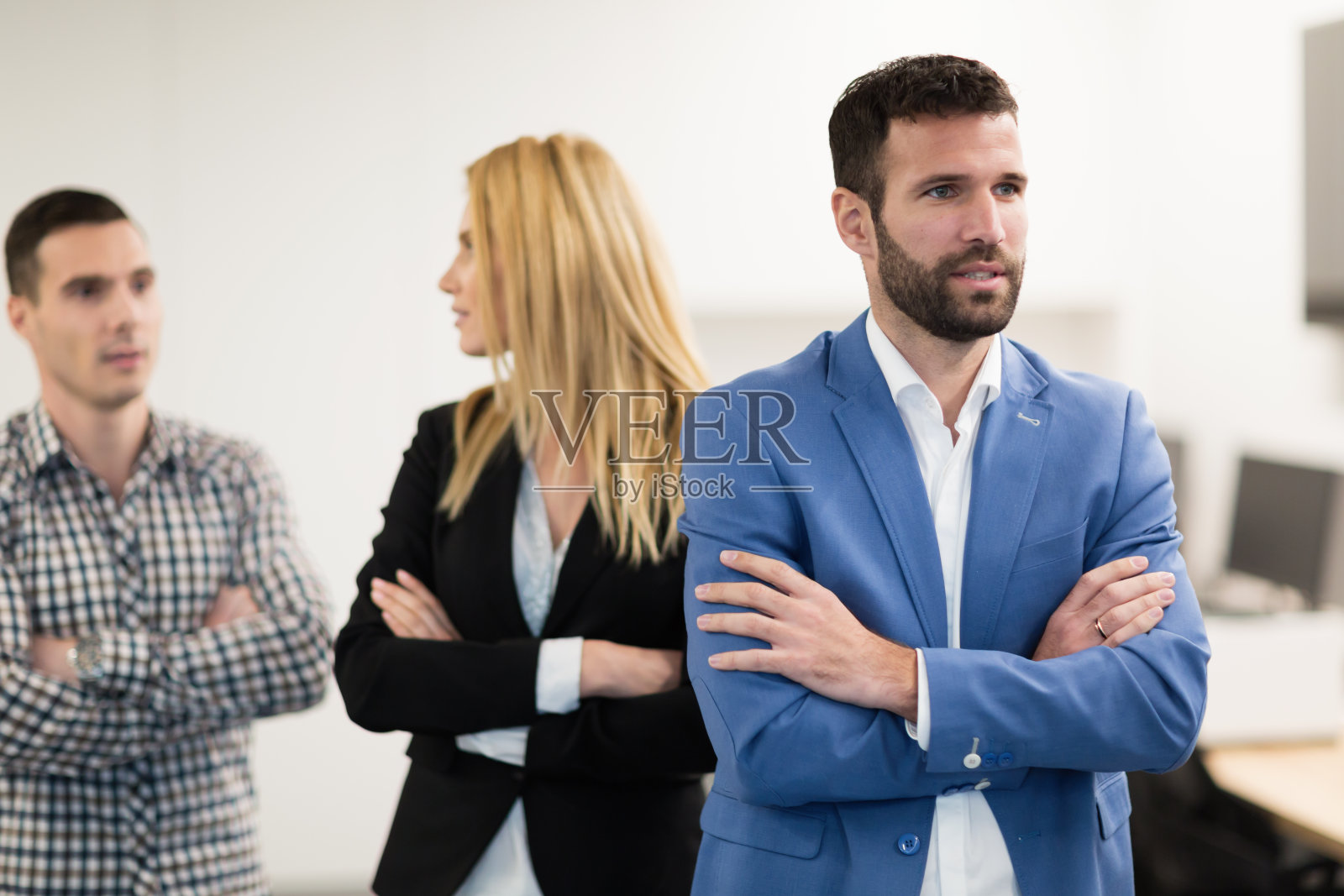 一群在公司办公室工作的成功的商业人士照片摄影图片