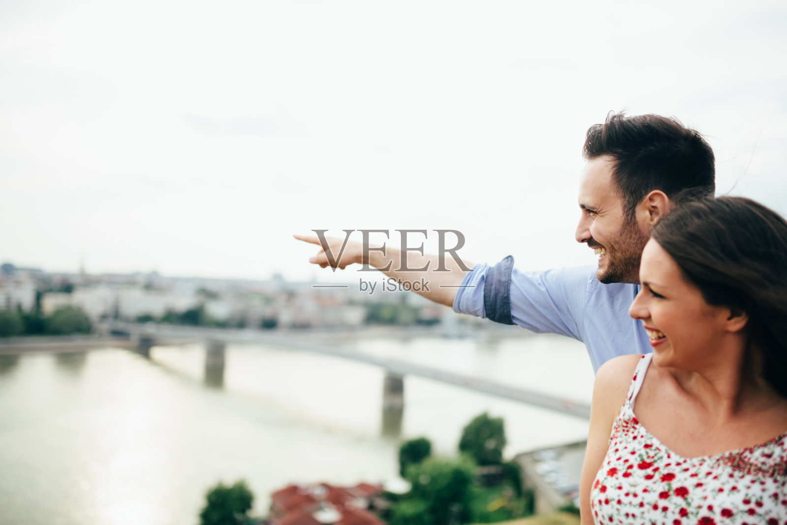 浪漫的情侣在旅游观光和微笑照片摄影图片