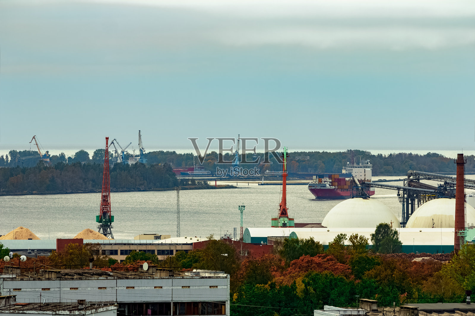 里加的燃料码头照片摄影图片