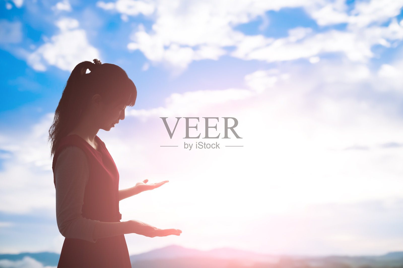 女人虔诚的祈祷照片摄影图片