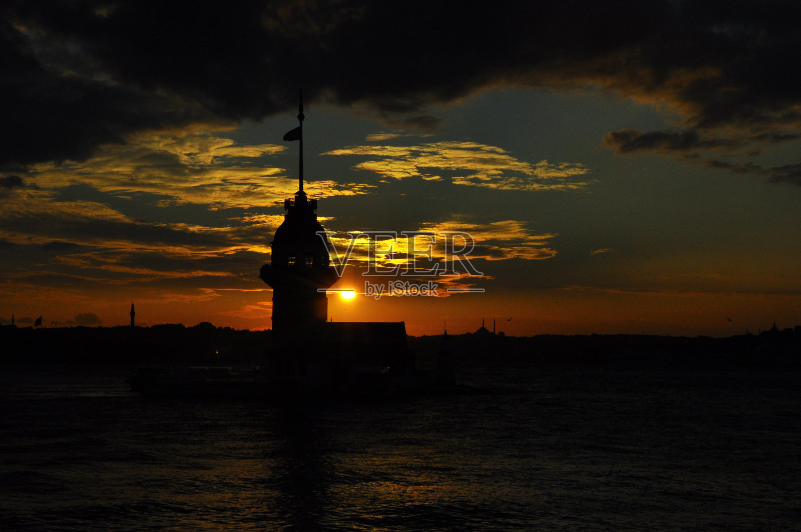 日落东方的伊斯坦布尔少女塔。远处有蓝色清真寺(Blue Mosque)、圣索菲亚大教堂(Hagia Sophia)和托普卡皮宫(Topkapi Palace)等地标照片摄影图片