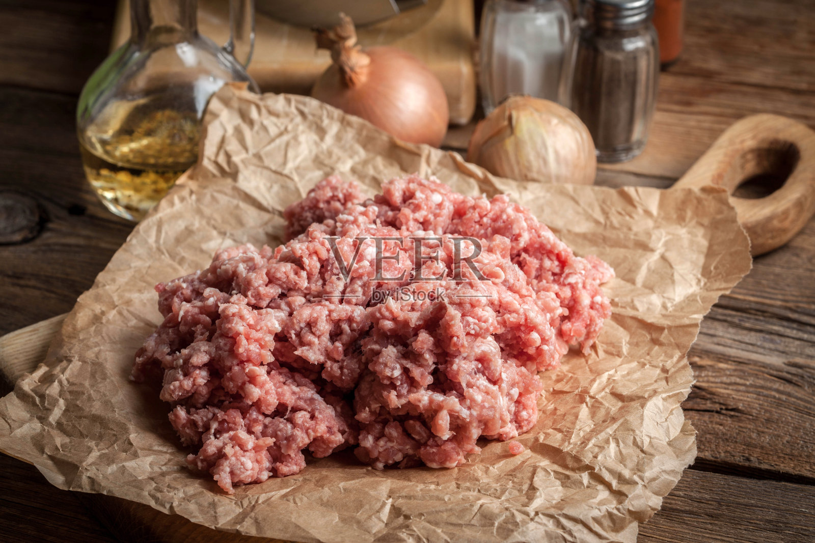 木头背景上的碎肉。照片摄影图片