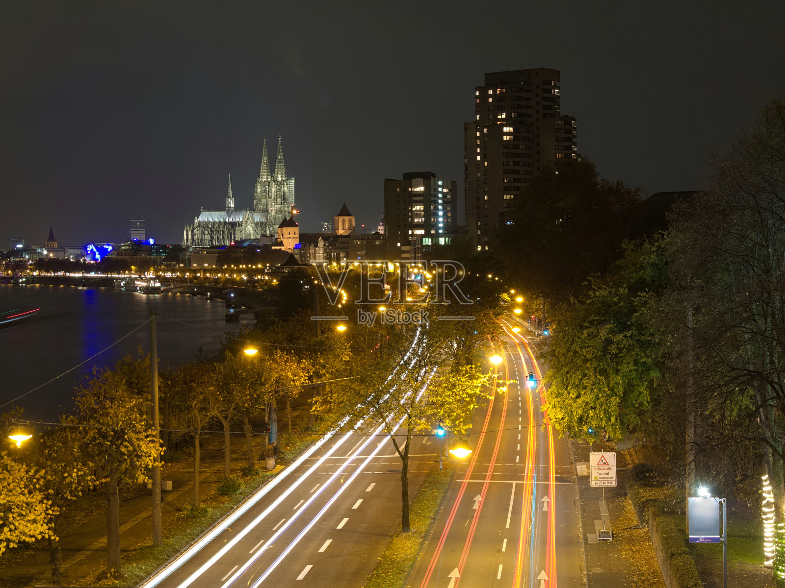 科隆大教堂和天际线的夜晚街道照片摄影图片