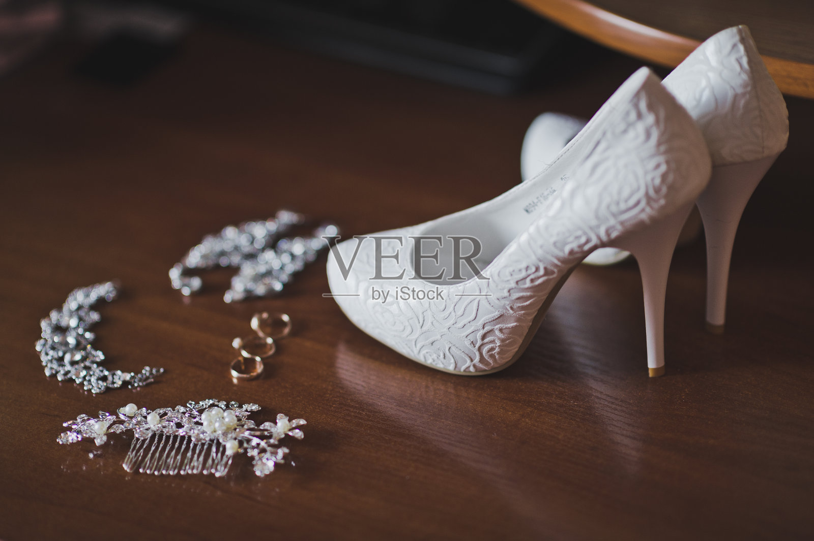 宴会前的节日服装。照片摄影图片