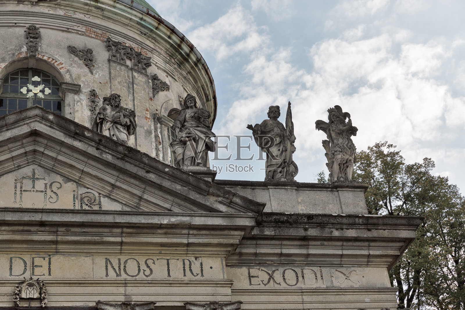 乌克兰皮迪尔茨的圣约瑟夫巴洛克罗马天主教堂。照片摄影图片