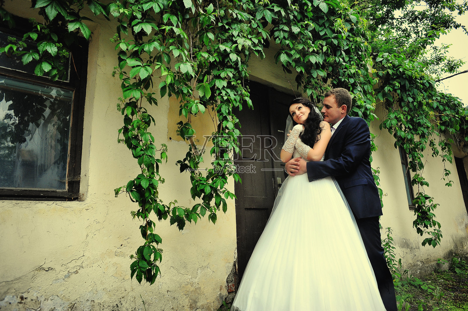 新婚夫妇背景老房子照片摄影图片