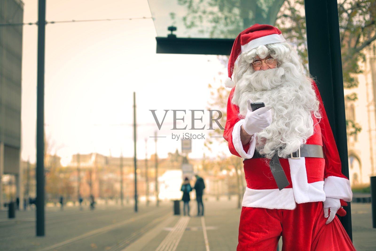 圣诞老人发短信照片摄影图片