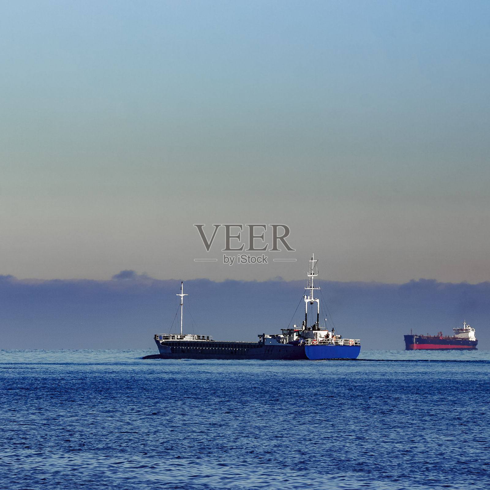 蓝色的货船照片摄影图片