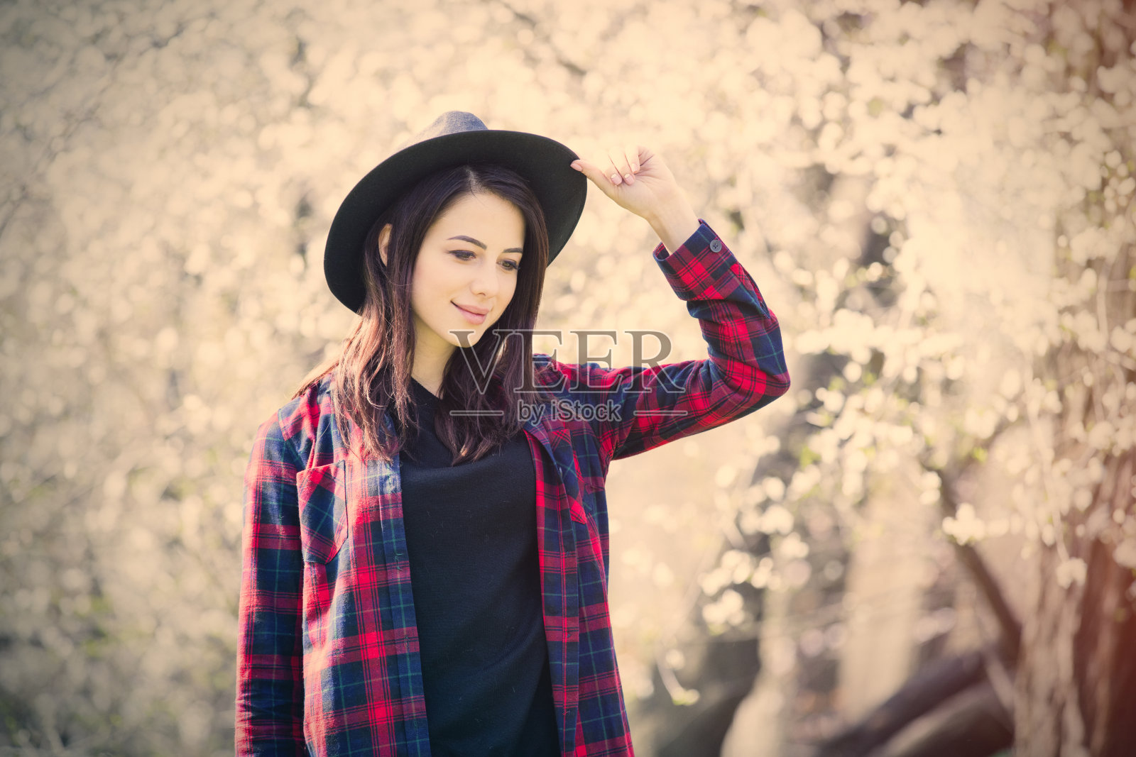 美丽的年轻女子站在美丽的盛开的树前照片摄影图片