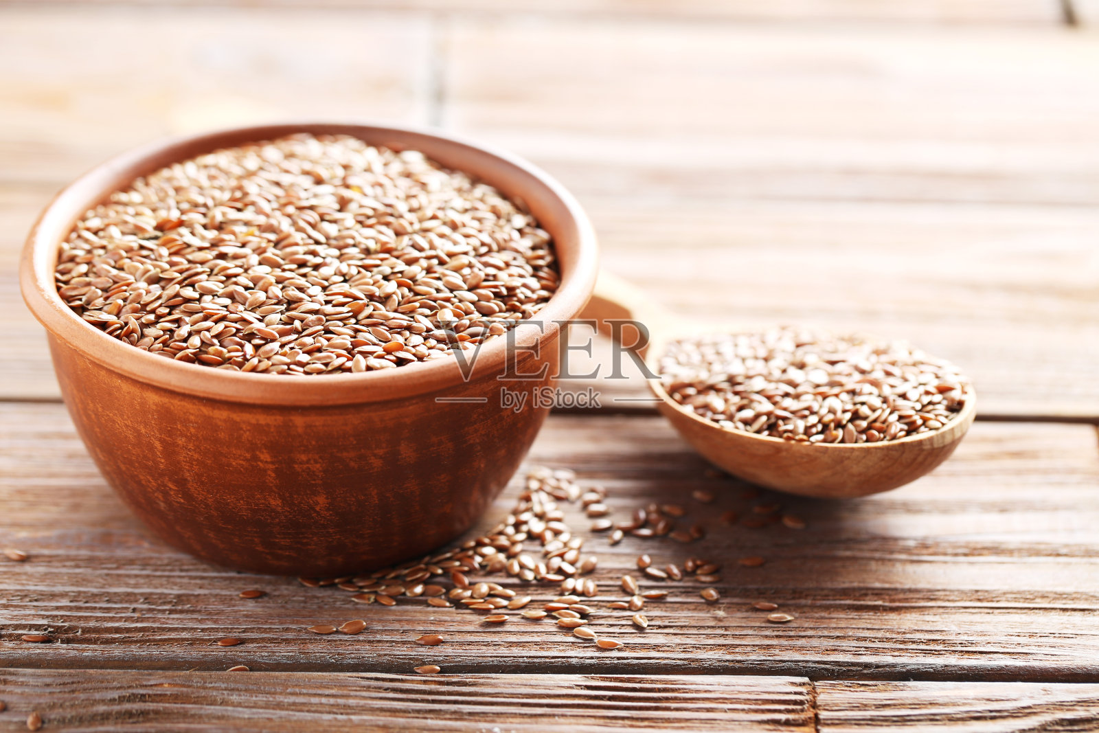 木桌上放着棕色的亚麻籽照片摄影图片