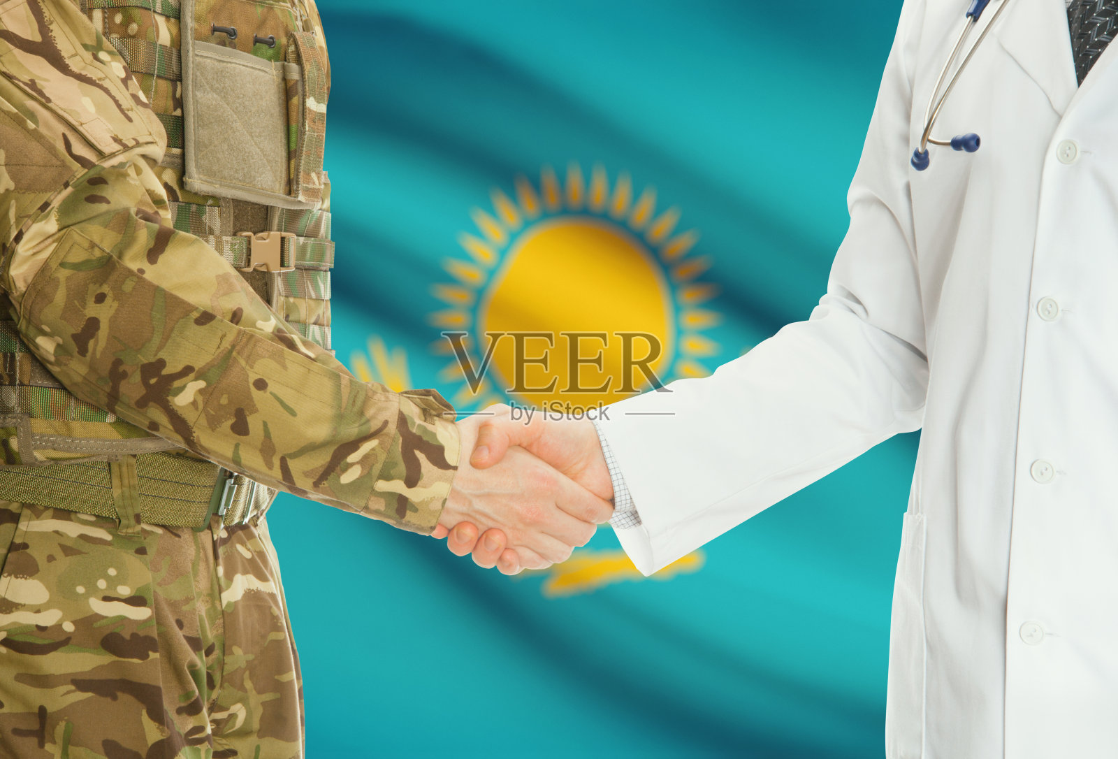 一名身着制服的军人和一名医生在背景中与国旗握手——哈萨克斯坦照片摄影图片