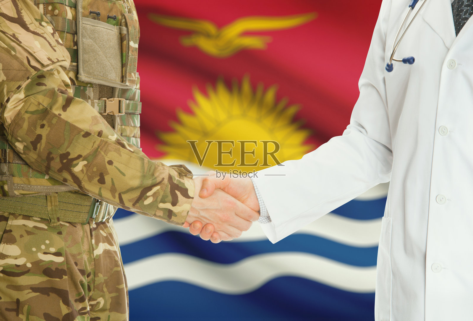 在基里巴斯，身着军装的军人和挥舞着国旗的医生握手照片摄影图片