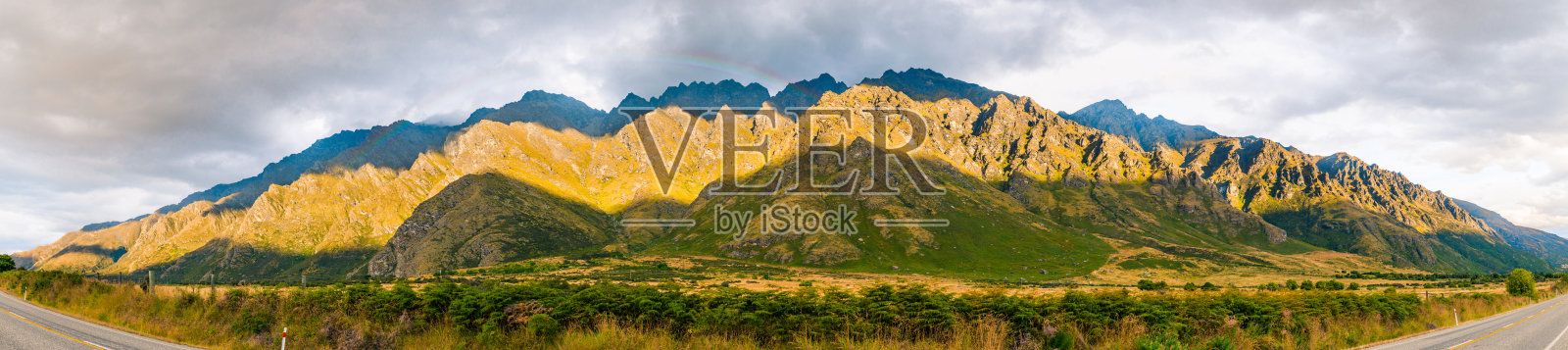 新西兰昆斯敦日落时的山景。照片摄影图片