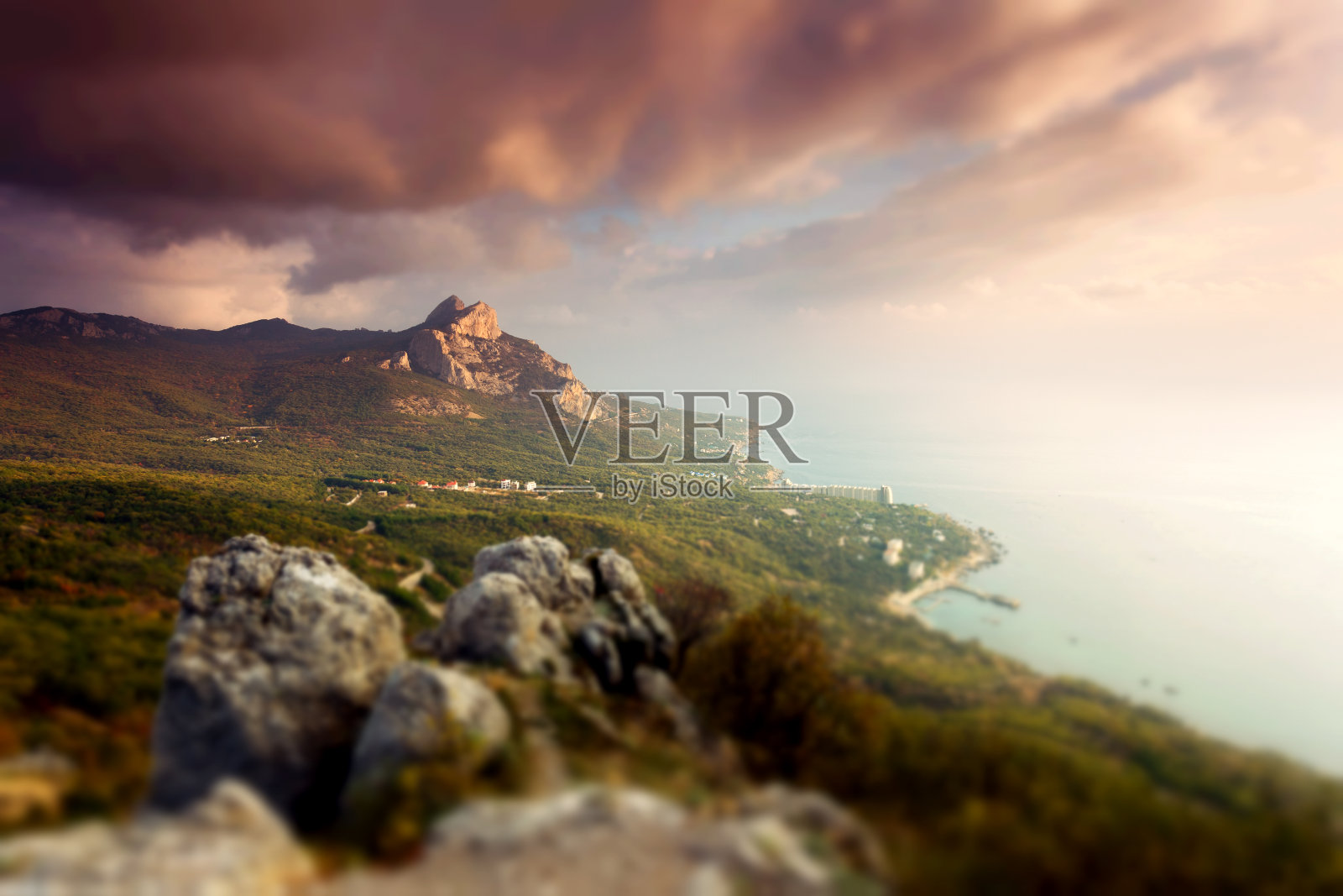 雄伟的山景与五彩缤纷的云雾。照片摄影图片